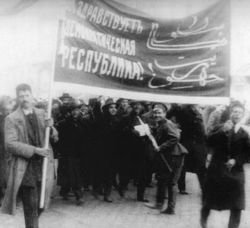 Манифестанты-мусульмане среди участников праздничной демонстрации. Петроград, 1 мая 1917 года