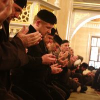 Президент Чечни Рамзан  Кадыров, духовенство республики и прихожане во время празднования Мавлид-ан-Набий