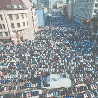 Заполненные молящимися прилегающие к Московской Соборной мечети улицы