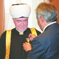 Аким Астаны Имангали Тасмагамбетов вручает муфтию шейху Равилю Гайнутдину медаль «20-летие Независимости Республики Казахстан»