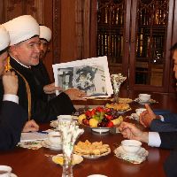 Муфтий Равиль Гайнутдин показал гостям эскизы будущей Московской Соборной мечети