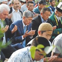 Президент Кыргызстана Алмазбек Атамбаев  не пропускает праздничные молитвы