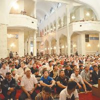 Центральная мечеть Алматы не может вместить всех желающих на праздничную молитву