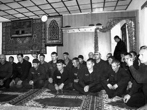 Заключенные ИК №9 г. Дзержинска слушают проповедь имама