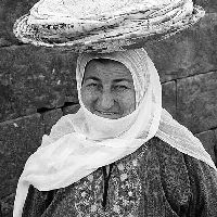 Женщина-друз с лепешками хлеба на голове