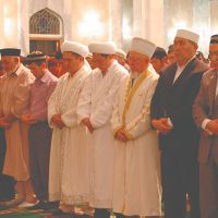 Верховный муфтий Казахстана Абсаттар Дербисали (четвертый справа) в Центральной мечети Алматы на праздничном намазе