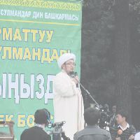 Верховный муфтий Кыргызстана Чубак ажы Жалилов на праздничной молитве 30 августа 2011 года