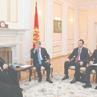 Муфтий Равиль Гайнутдин поздравил Алмазбека Атамбаева с избранием на пост президента страны. Бишкек, 2 декабря 2011 г.
