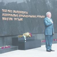Открытие памятника жертвам голодомора 1932¬33 гг.  31 мая 2012 г. Астана, Казахстан  