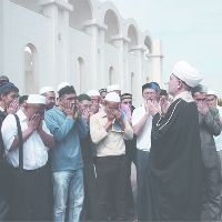 Муфтий шейх Равиль Гайнутдин дает «бата» будущим имамам Казахстана