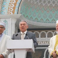 На открытии Центральной мечети Астаны присутствовал Президент Казахстана Нурсултан Назарбаев (посередине)