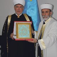 Муфтий шейх Равиль Гайнутдин и муфтий хаджи Эмирали Аблаев в знак дружбы и братства  обменялись памятными подарками